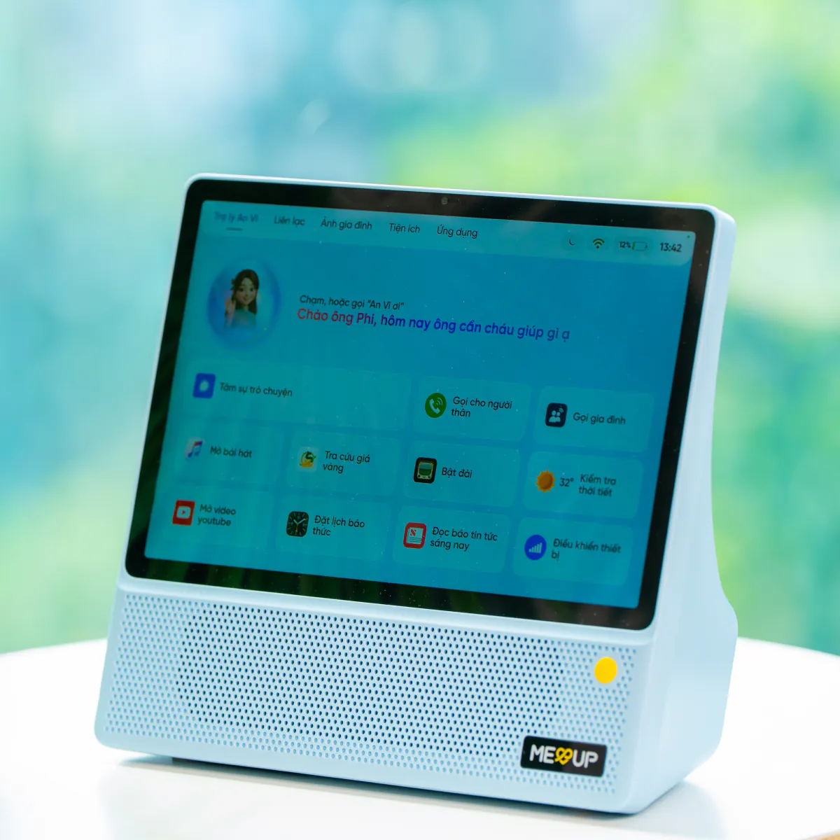 Meup Home H9 nhìn nghiêng trên bàn tròn, màn hình trợ lý An Vi