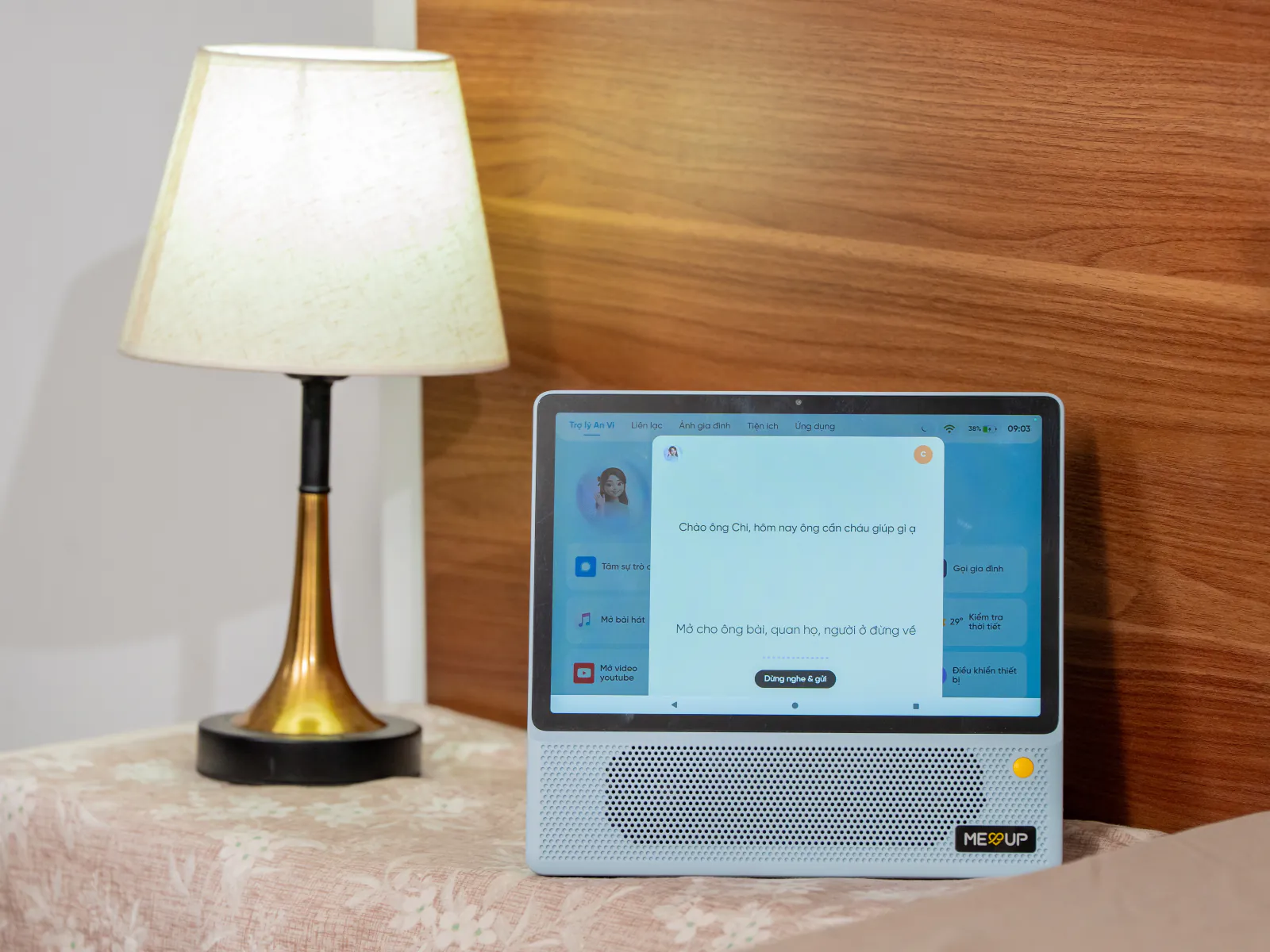 Meup Home H9 cạnh đèn ngủ, trợ lý An Vi đang nghe lời nhờ mở bài quan họ