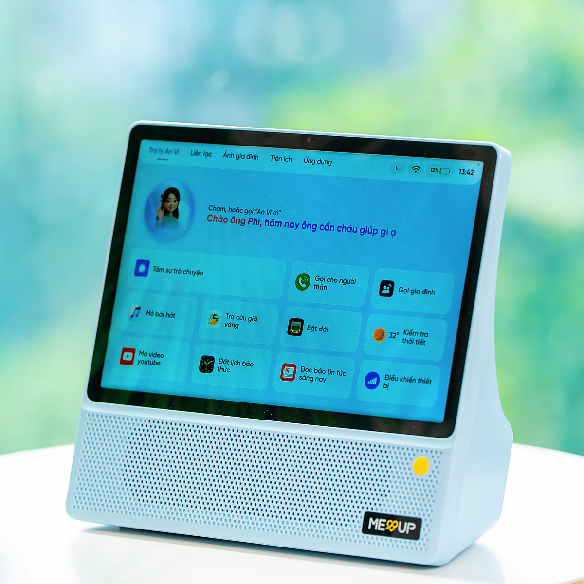 Thiết bị Meup Home H9 trên bàn tròn cạnh cửa kính, màn hình trợ lý An Vi